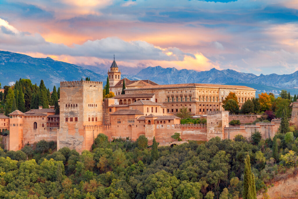 Alhambra, Spanien: Skön arkitektur i varma persikofärger